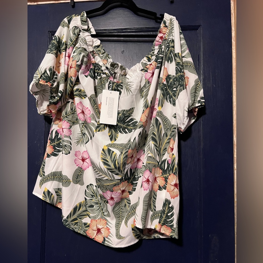 Bloomchic white floral top 22/24 NWT
